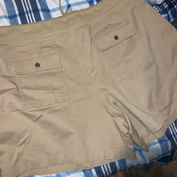 Shorts with elastic waist with draw strings - Picture 2 of 3